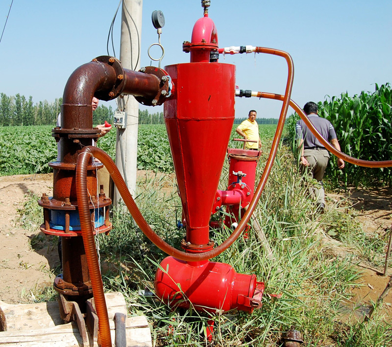 滴灌设备马铃薯长势正旺查看苗情盛夏时节,地处乌拉山和白云查汗山