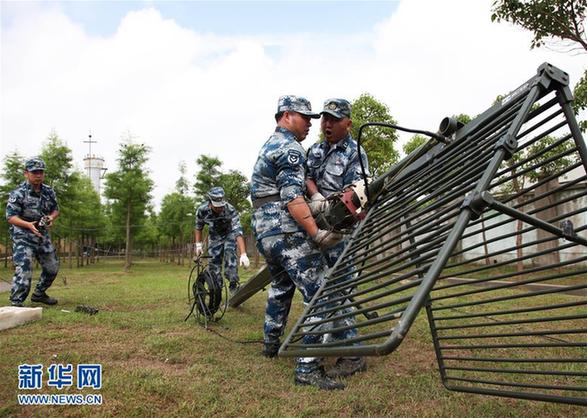 空軍近百名導彈部隊預編人員返崗與現役官兵混編聯演