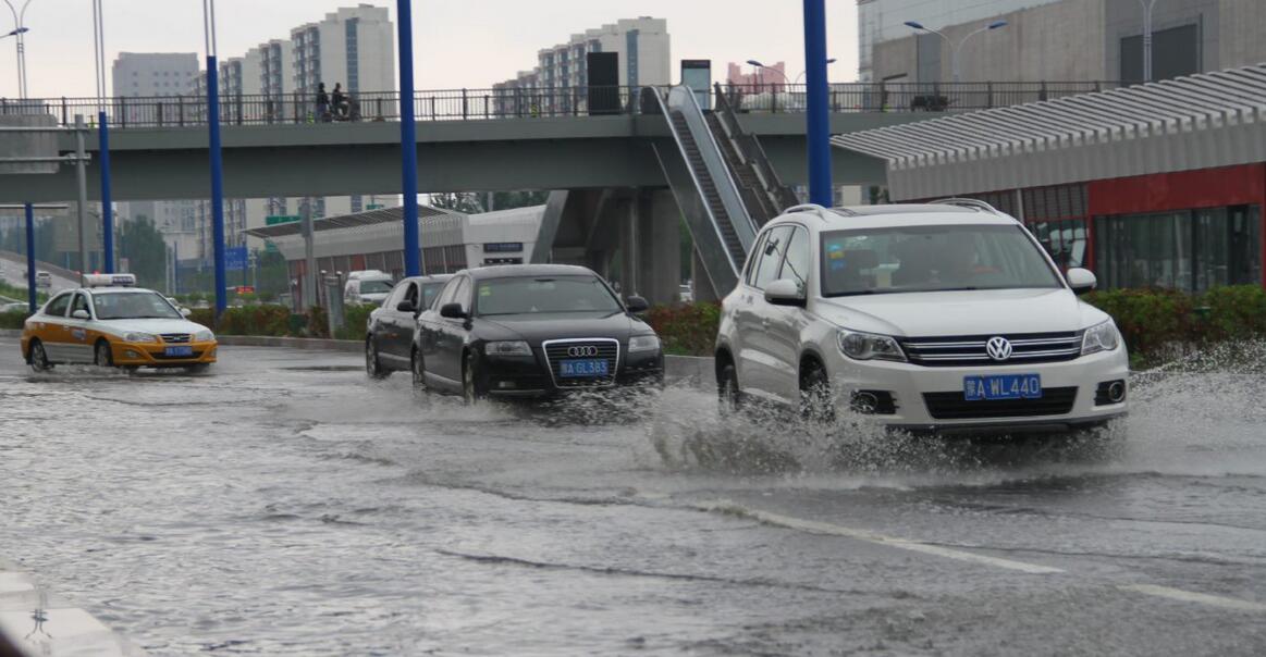 快速路南二环段部分辅路路面积水严重.