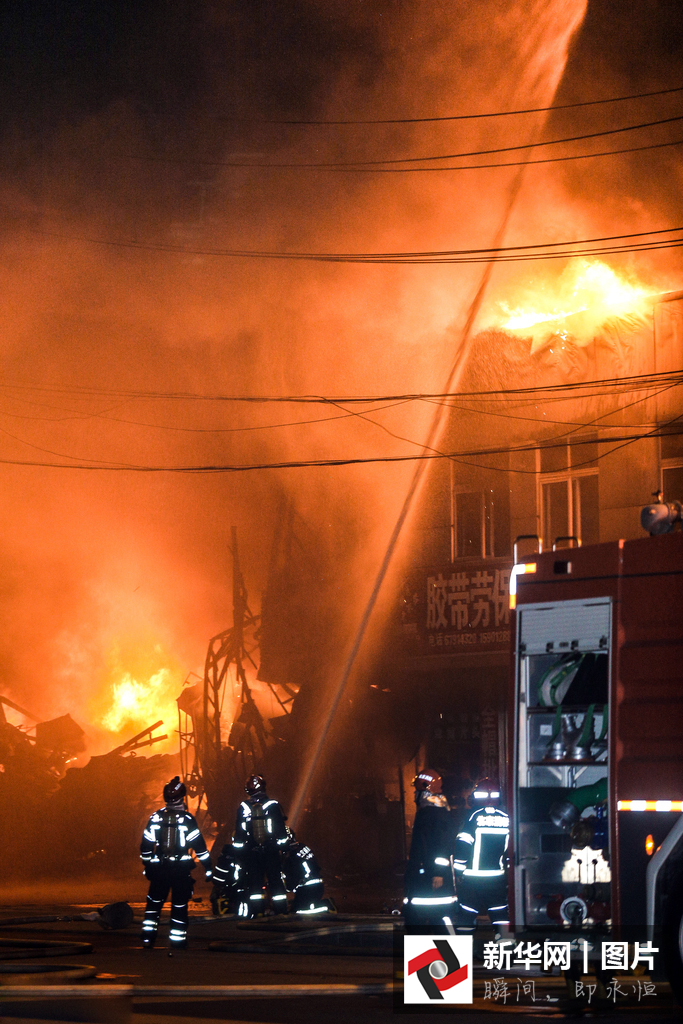 北京丰台区新宫二街建材市场大火引发爆炸