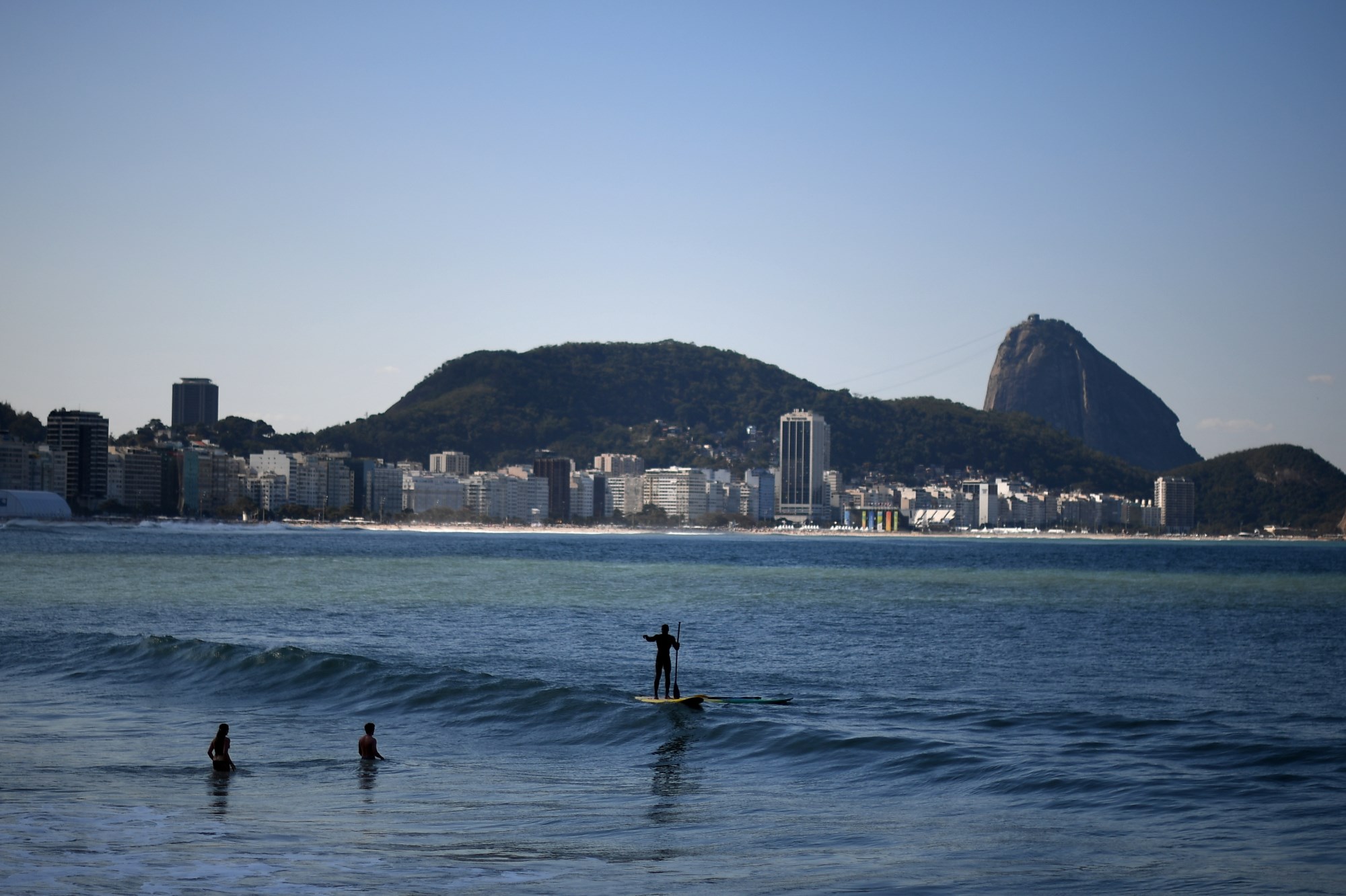 国内频道 综合 正文8月2日,舞蹈演员表演巴西特色舞蹈欢送参加升旗