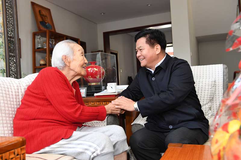 李纪恒亲切看望部分省级老同志