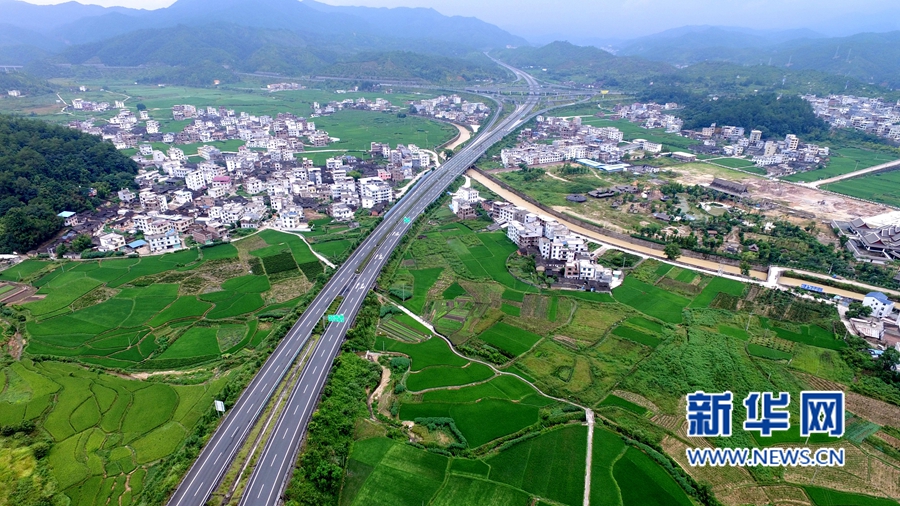 网络媒体走转改航拍连城新泉一座温泉小镇的红色记忆