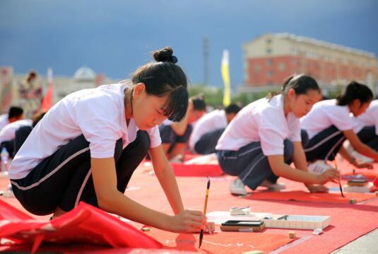科右中旗蒙古文书法千人笔会成功挑战吉尼斯世界纪录