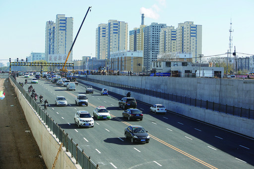 兴安盟新桥街公铁立交桥昨日通车