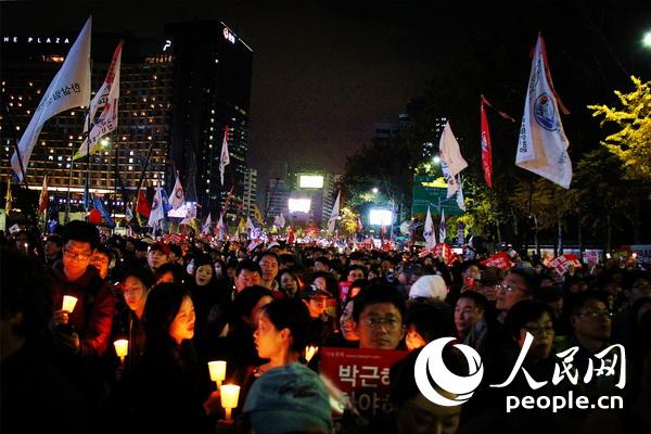 韩国现大规模民众集会抗议总统亲信干政事件