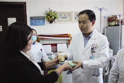 志愿者为刘永强医生送上早点