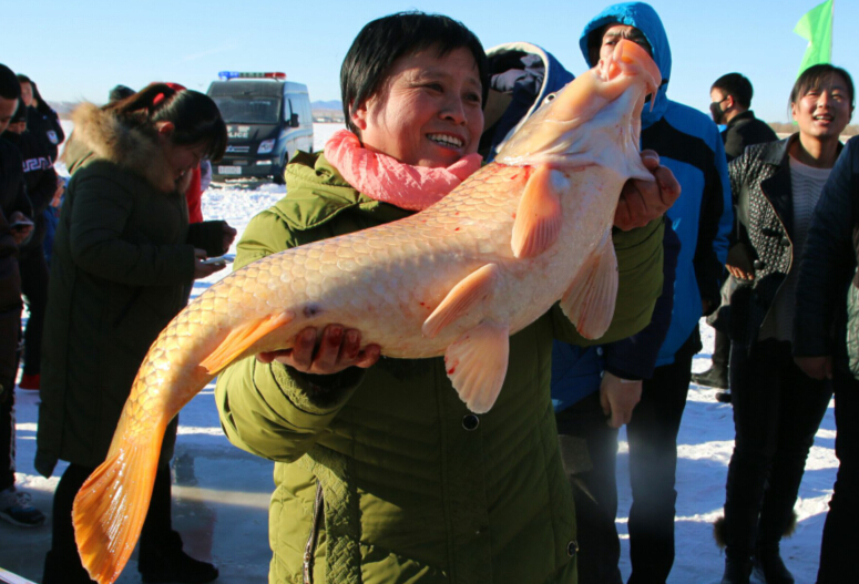 兴奋的观众抱鱼合影潘国庆摄