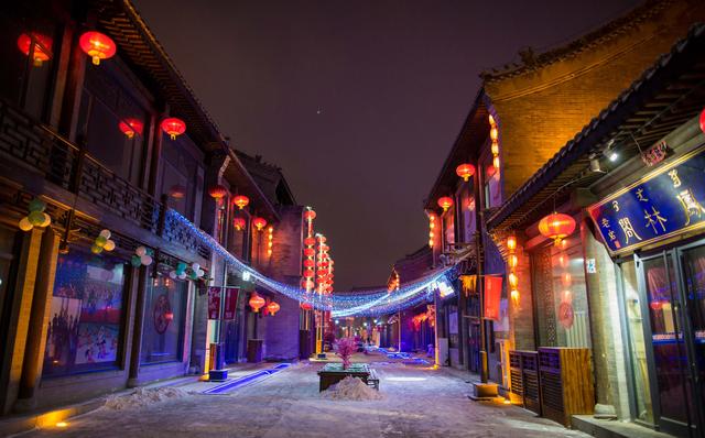 12月26日在内蒙古呼和浩特市玉泉区大盛魁文创园内拍摄的雪景.
