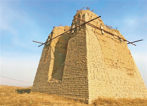 土城子城墙遗址.记者阿荣摄   和林格尔土城子遗址.记者阿荣摄