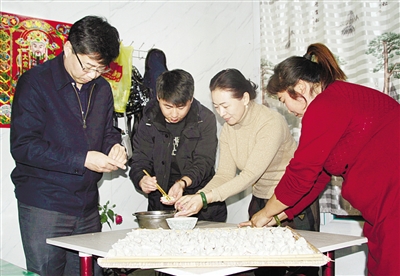阿荣旗各引领队深入贫困群众家中解难题送温暖
