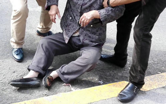 老人骑车摔倒众人出手相助