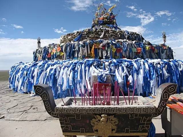 红格尔敖包景区位于达茂旗希拉穆仁镇,占地20000亩