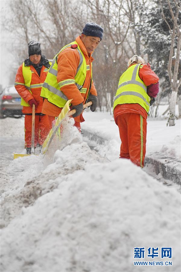 長春萬餘名環衛工人清雪不停