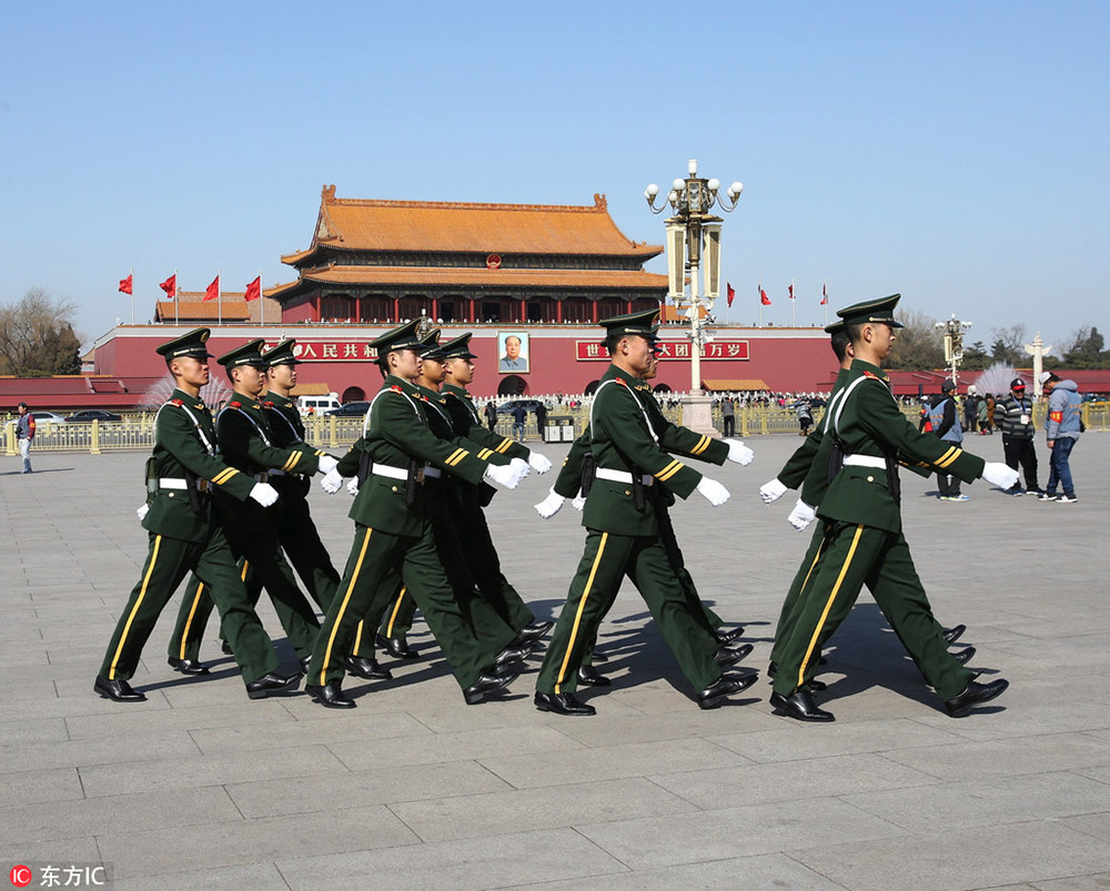 两会上的橄榄绿 武警哨兵军礼迎送两会代表委员