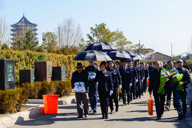 逝者家庭的亲属们在呼和浩特市慈安人文生态园参加第二届清明节节地