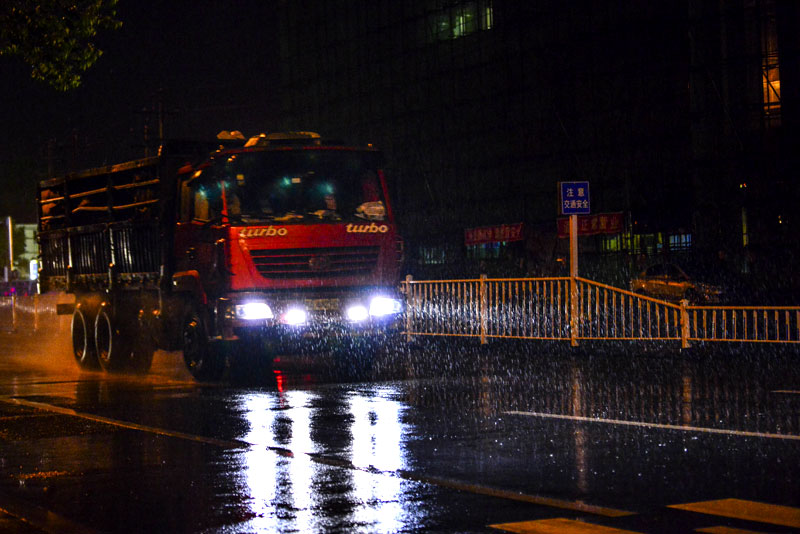 大货车行驶在雨中