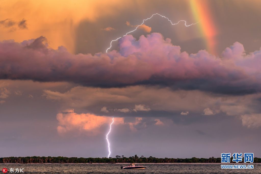 摄影师捕获闪电与彩虹同框景象神奇而美丽