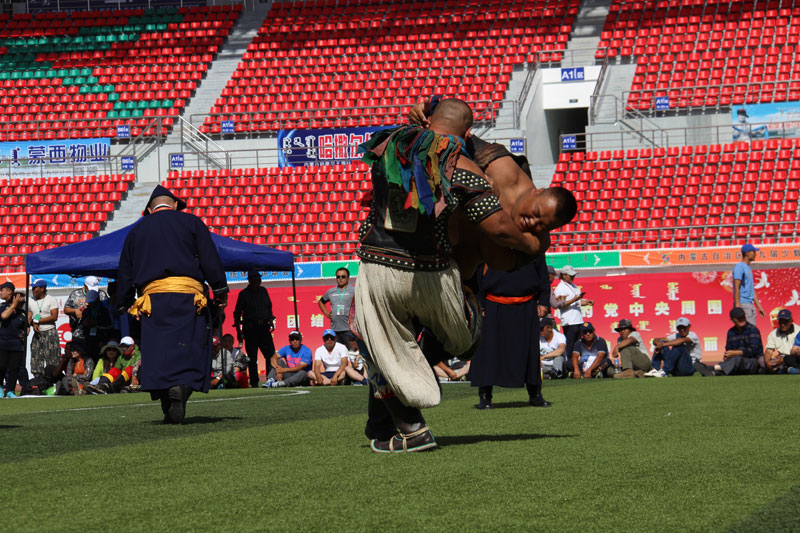 内蒙古第九届少数民族运动会搏克比赛激烈进行