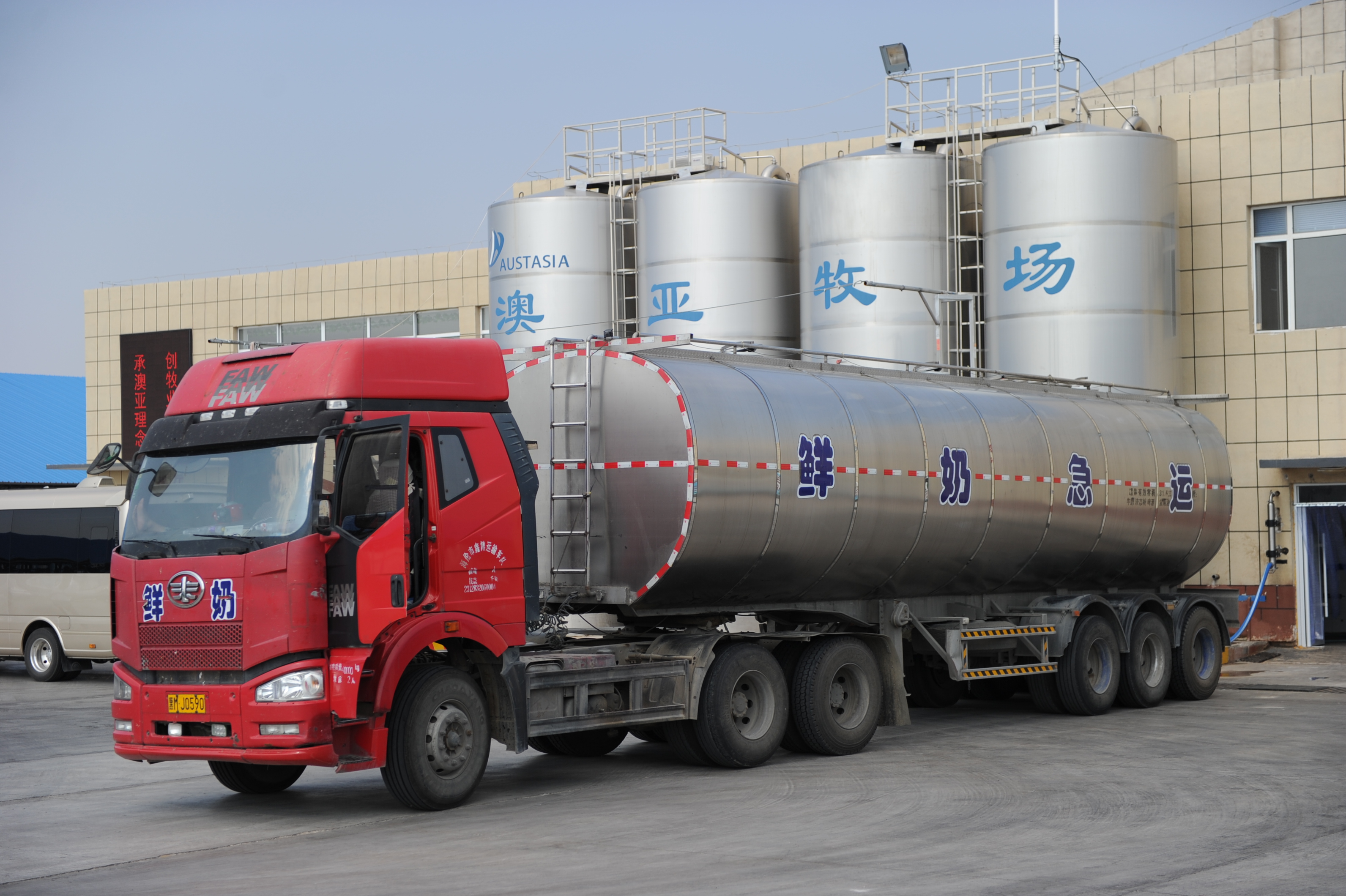 牧场里来拉牛奶的车