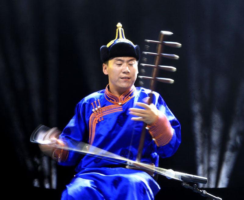 由科尔沁右翼中旗乌兰牧骑表演的四胡独奏《骏马杨鬃》.