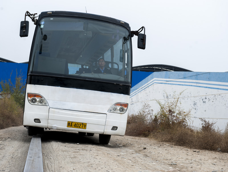 正在进行"单边桥"比赛.