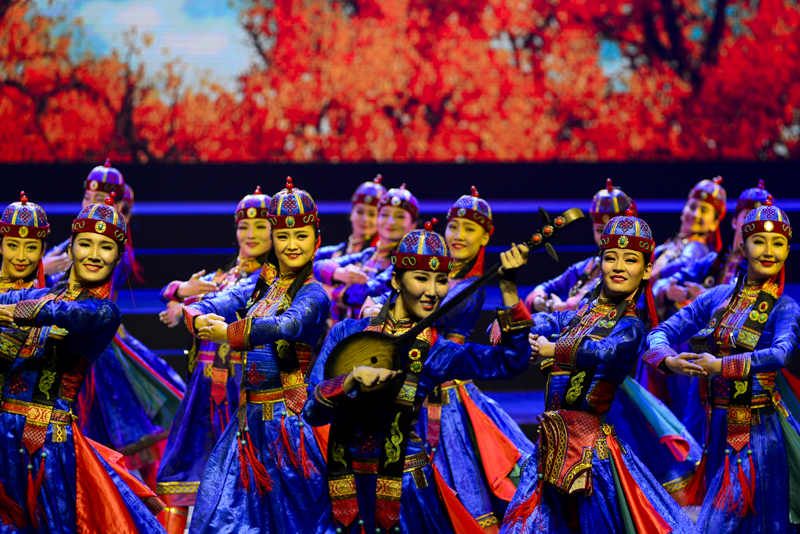 视图 第一现场   11月9日,《美丽的草原我的家》专场文艺晚会在内蒙古