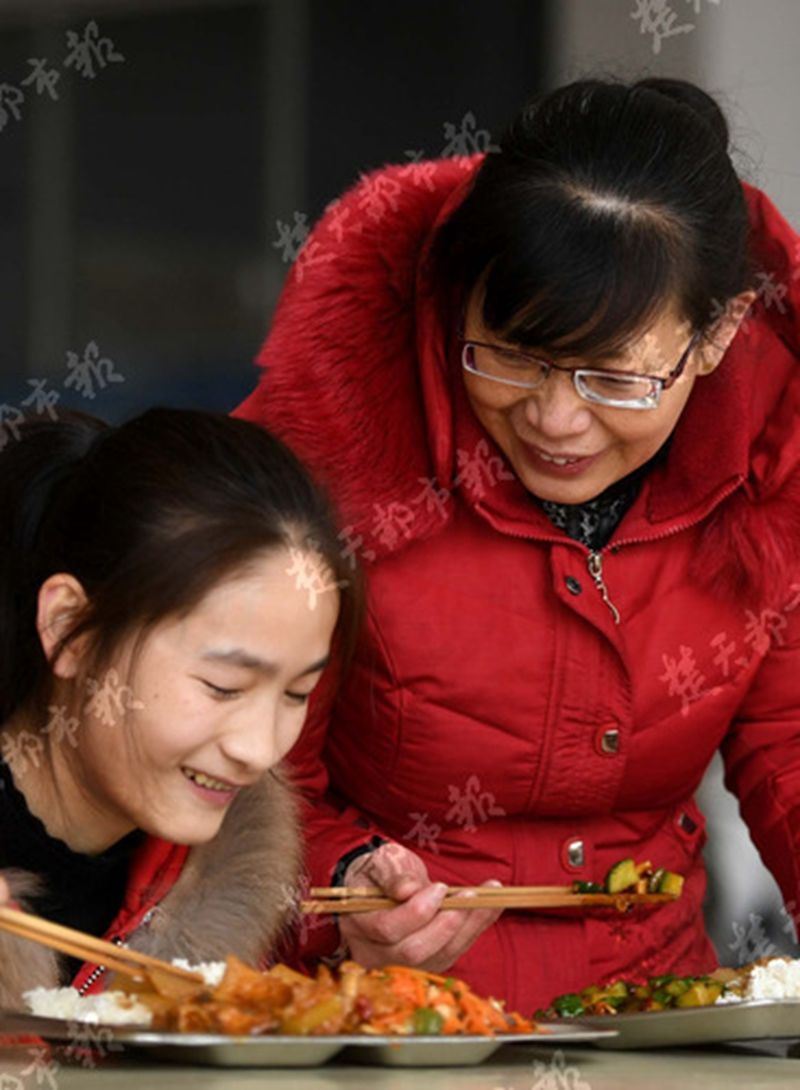 妈妈陪读12载 圆脑瘫女儿大学梦