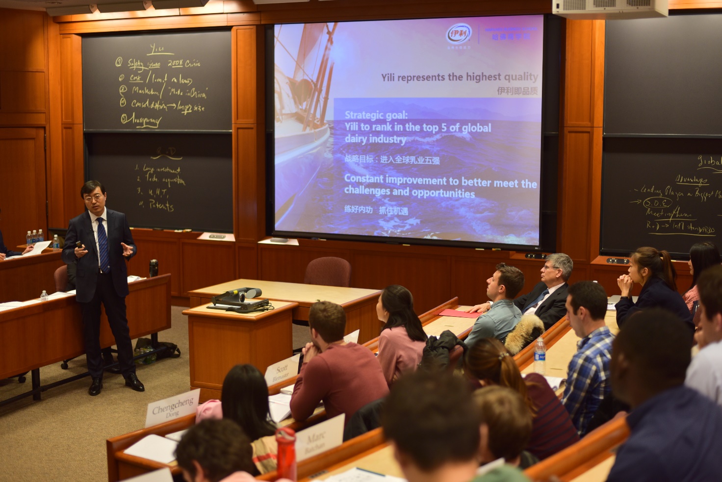 潘刚在波士顿哈佛大学的课堂上授课