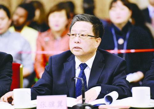 张骥翼代表就加快发展集装箱运输方式,减少大型重载货运汽车的生产