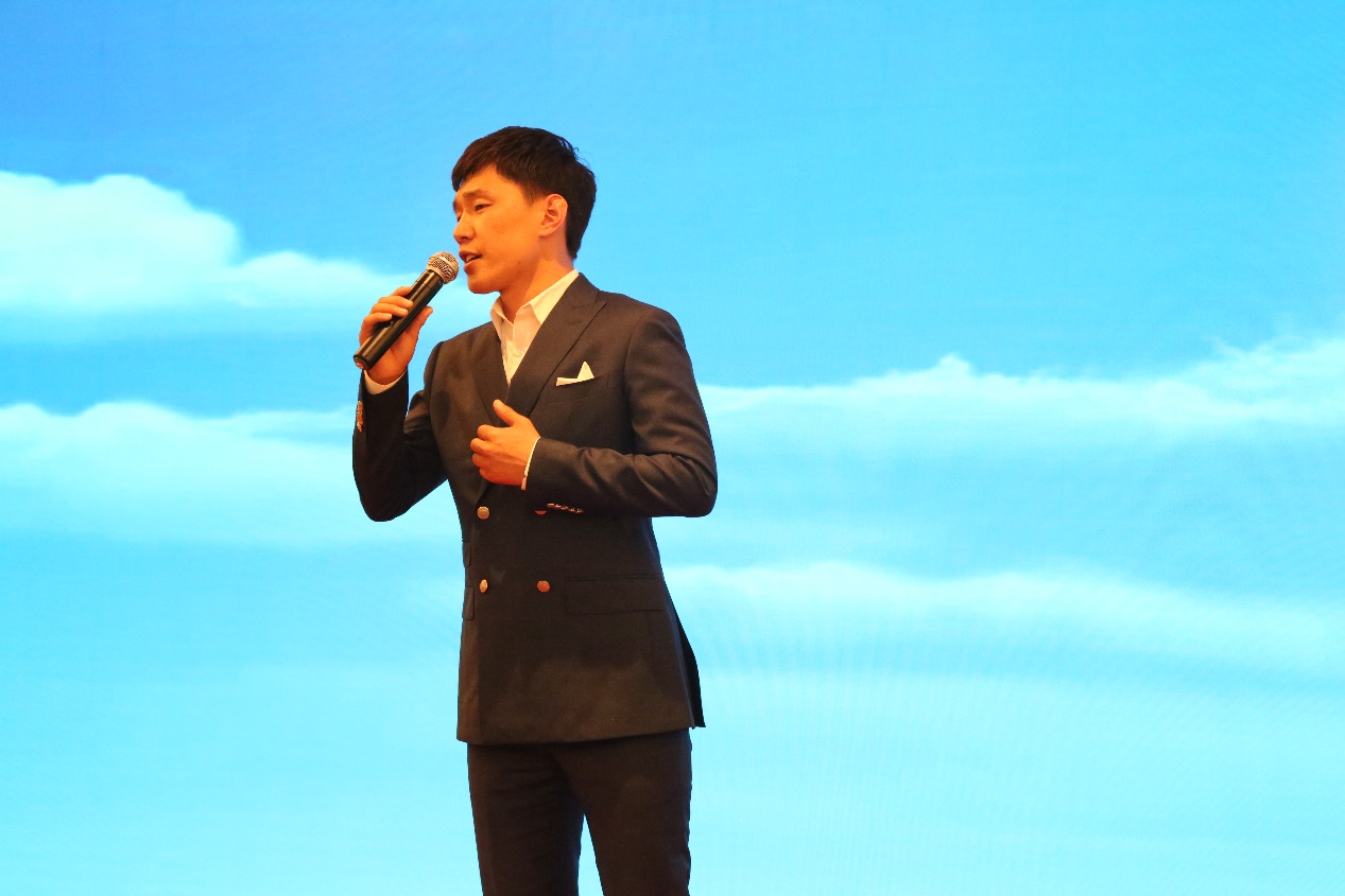 傲日齐愣带来他在2017年星光大道年度总决赛夺冠歌曲《天边》.