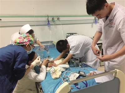 医护人员抢救患儿一名出生50多天的早产儿因为患有严重的先心病而由