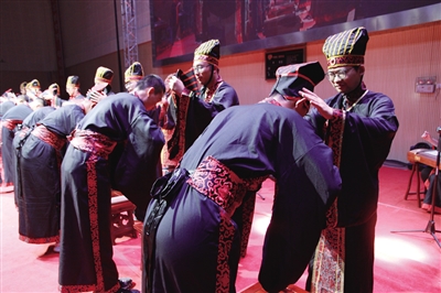 呼和浩特市:古代加冠仪式重现校园 别样成人礼迎接十八