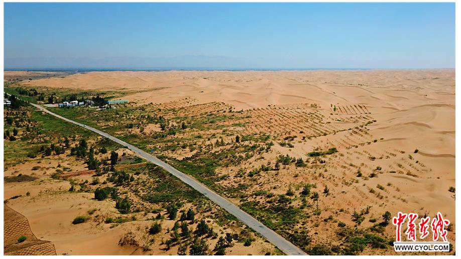 地图上标记的"s215线——锡乌公路"被杭锦旗人称为"穿沙公路".