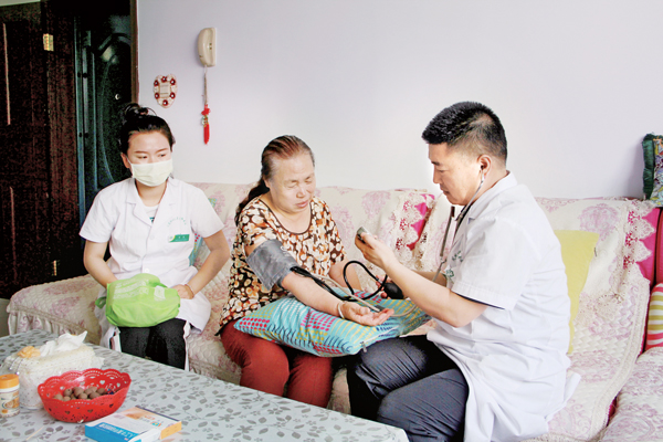 家庭医生入户给患者进行体检. (段维娜 摄)