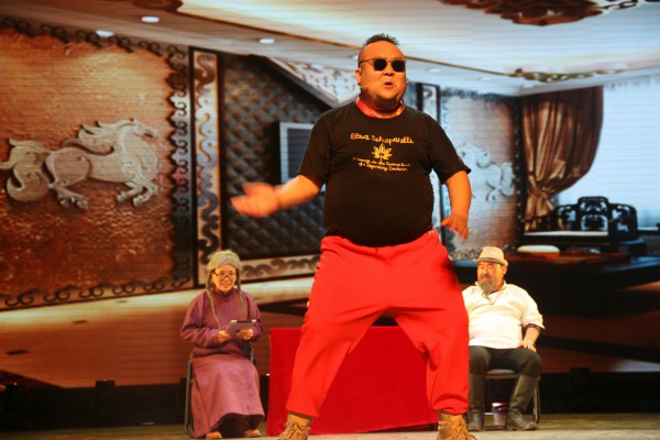 蒙古语小戏小品专场晚会精彩上演