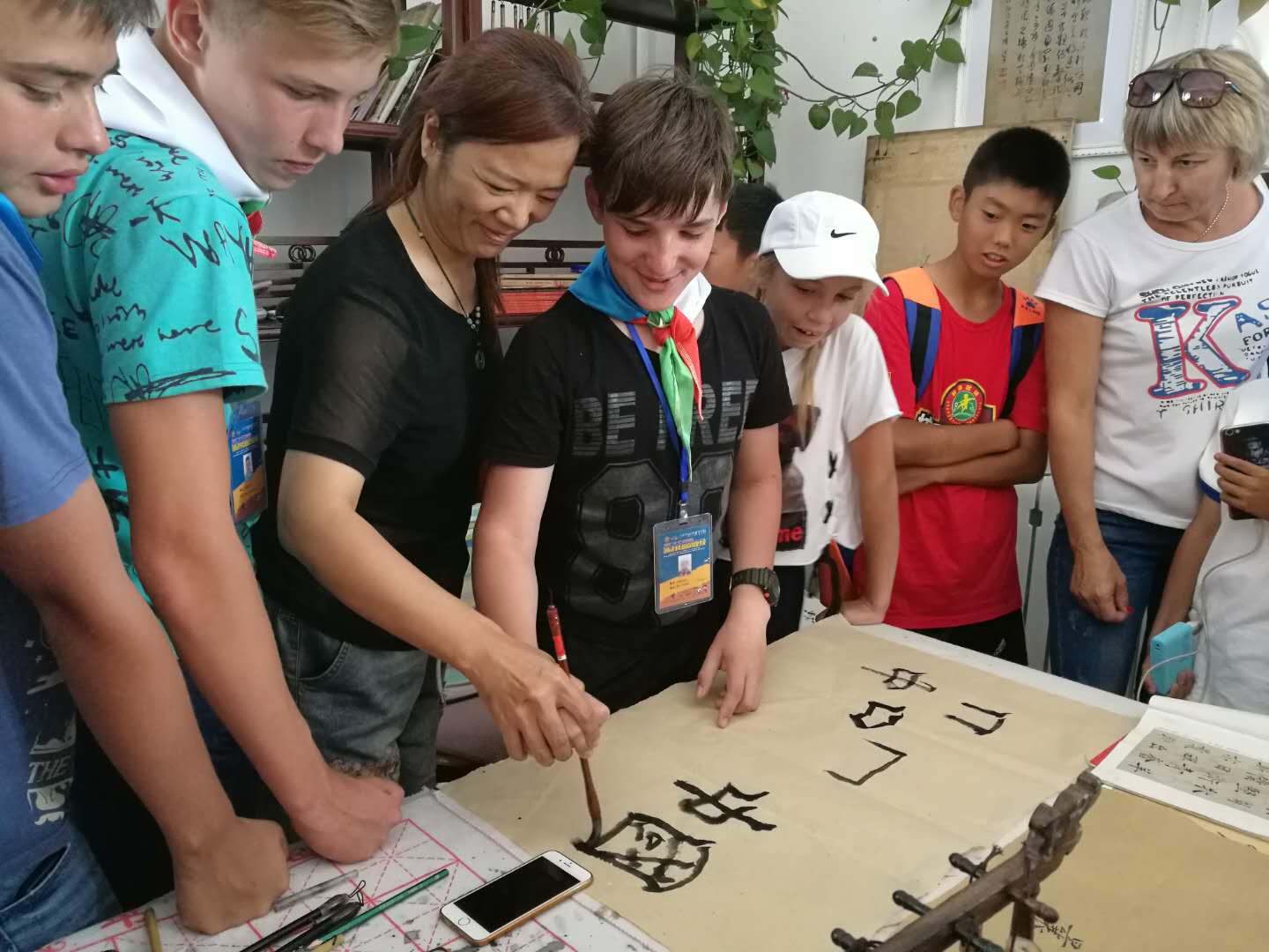 在书法室,俄罗斯小朋友学习写毛笔字"中国"