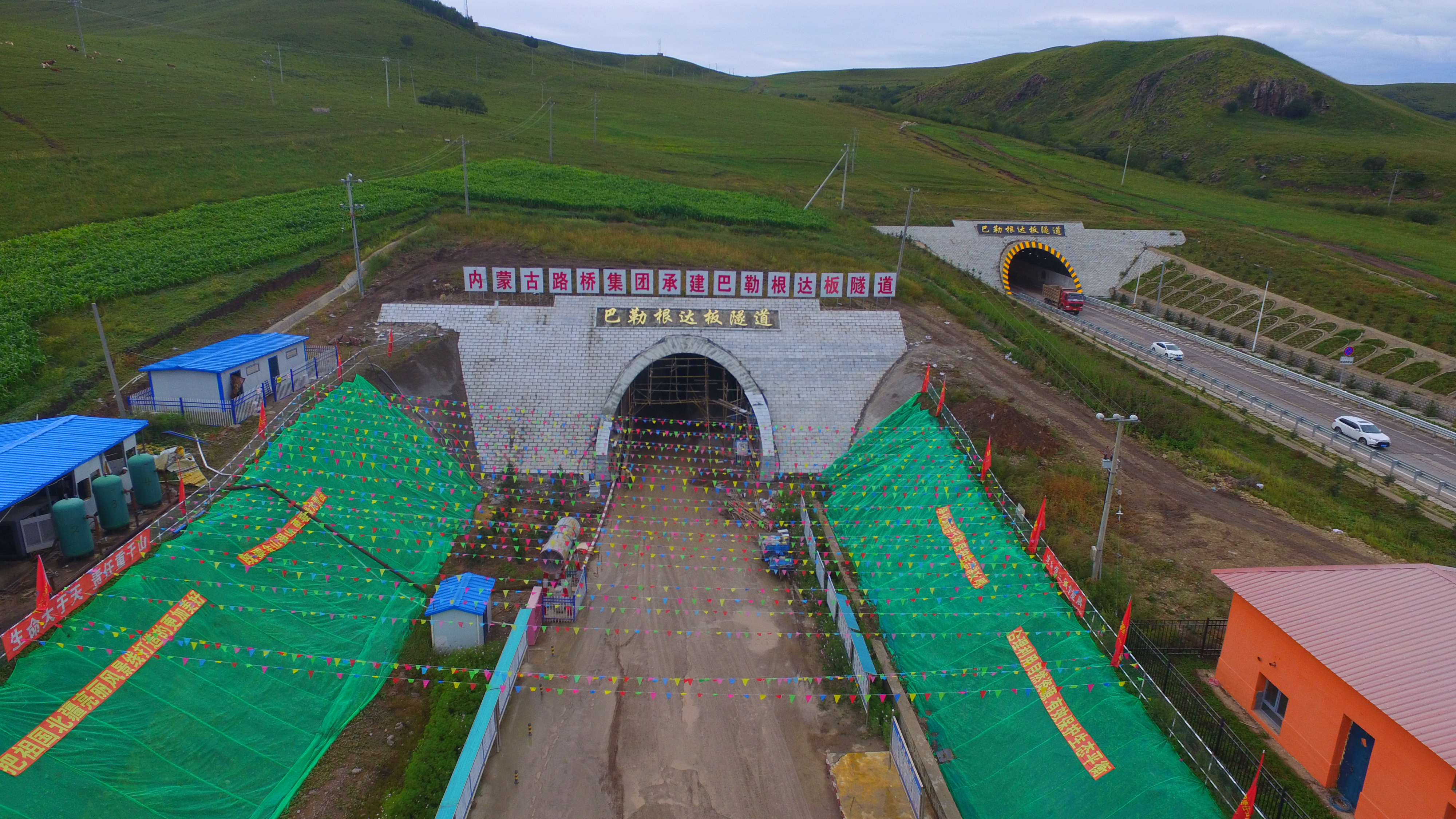 国道302线巴勒根达板隧道胜利贯通全线年内主线拉通