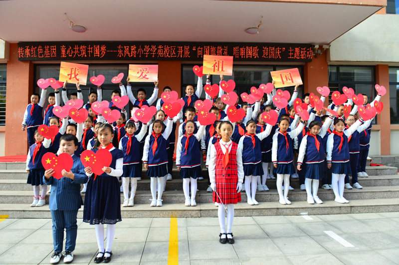 合唱国歌.评委现场打分.小小指挥家.演唱少先队队歌.演唱校歌.