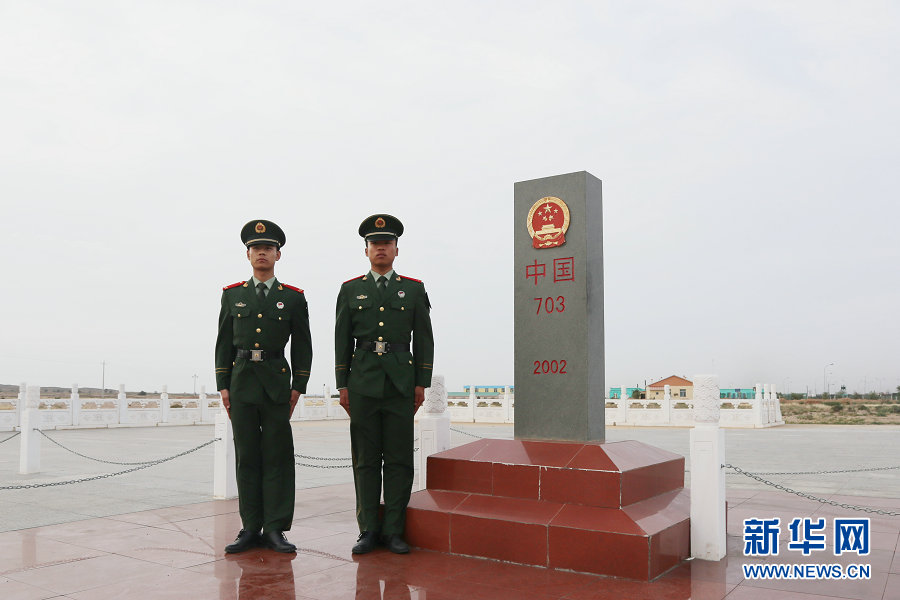 9月28日,甘其毛都边防检查站边防战士在中蒙边境703界碑站岗.