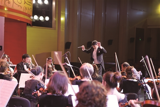 附属合唱团共同演出,特邀原总政歌舞团团长,国家一级指挥家李玉宁担任