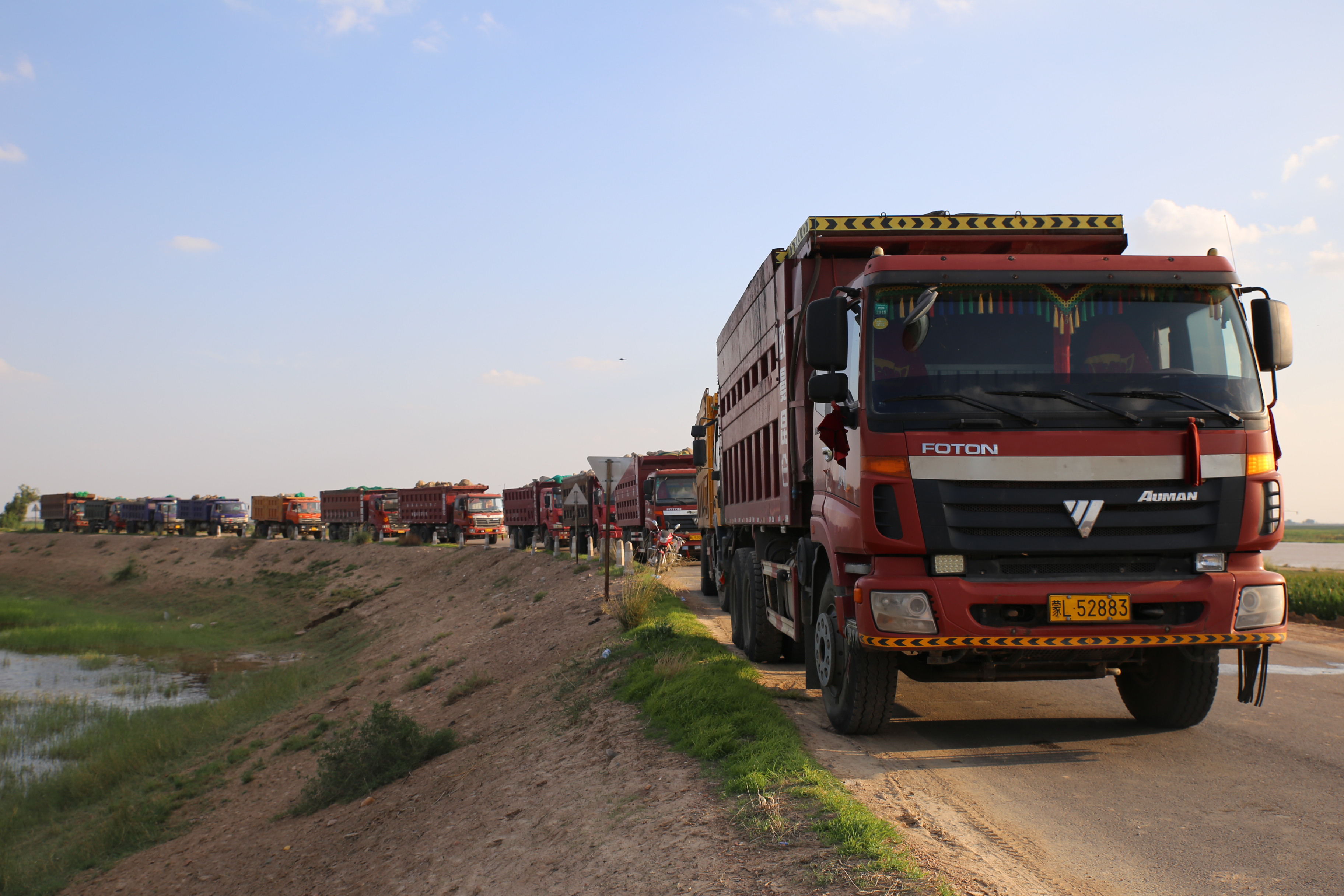 拉运石料的车队