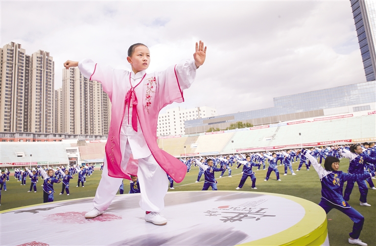 10月27日,呼和浩特市賽罕區新橋小學的學生們正在展示太極拳.