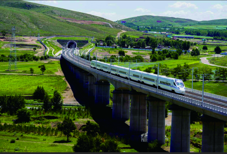 草原高铁飞速奔驰 内蒙古日报社融媒体记者 怀特乌勒斯 摄