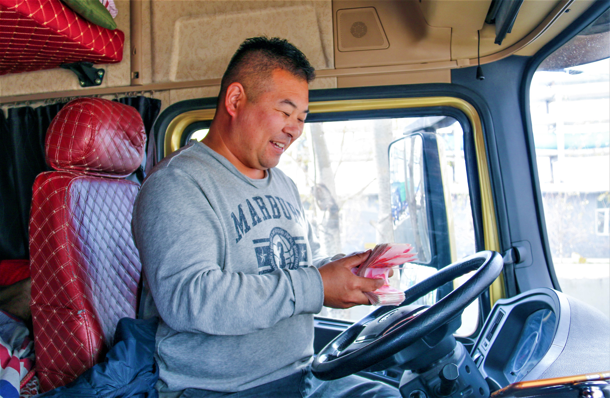 让卖粮农民早点拿钱回家