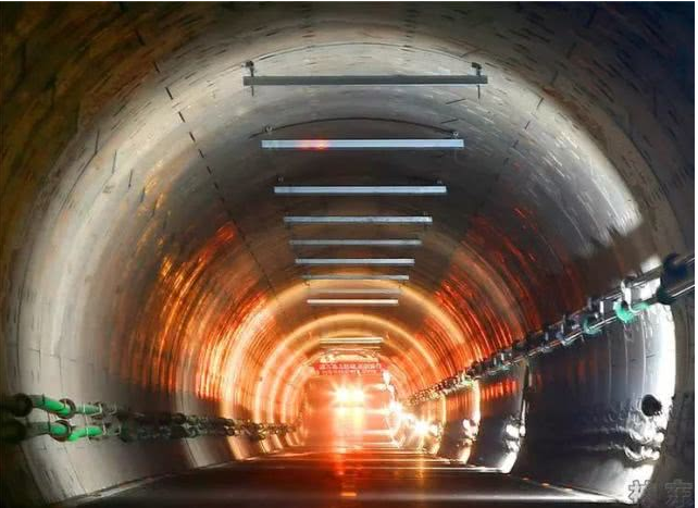 乌兰木伦河畔崛起的世界级矿井