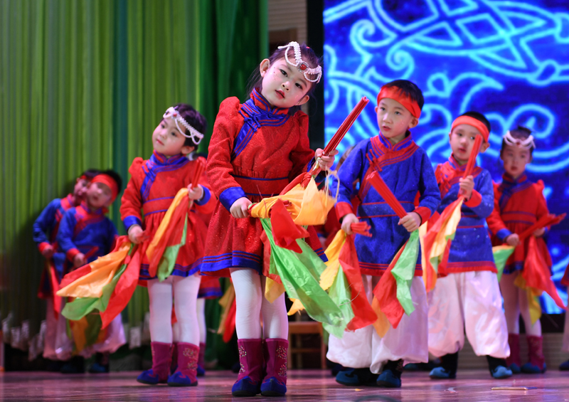 载歌载舞迎新年.小模特走秀.诗歌朗诵.小主持人亮相.