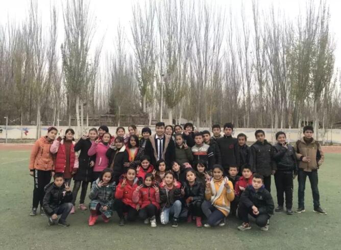 来到新疆维吾尔自治区和田县巴格其镇中学和巴格其镇中心小学下属小学