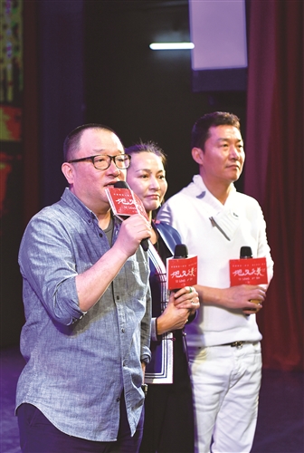 岁月流逝 生活向前 唯有爱和记忆可以地久天长