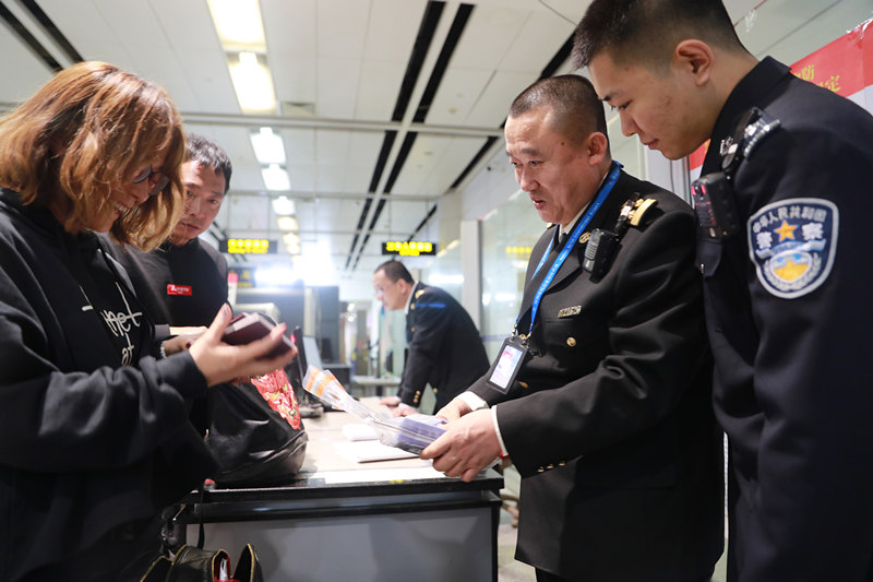 呼和浩特出入境边防检查站与呼和浩特海关开展联合行动共同查缉象牙等